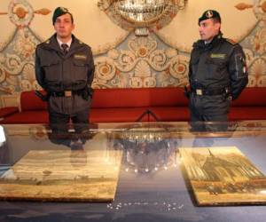Dos guardias custodian las pinturas en el Museo de Capodimonte en Nápoles (Foto: AFP/ El Heraldo Honduras/ Noticias de Honduras)