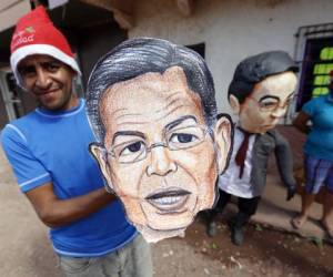 En la colonia Las Palmas exhiben con orgullo la quema del monigote alusivo al expresidente Rafael Leonardo Callejas. Foto: Marvin Salgado