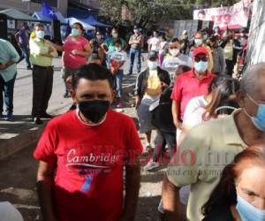 Aglomeración de personas se vive en los centros de votación de la capital. Foto: EL HERALDO