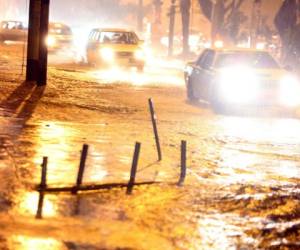 El tránsito vehicular se vió afectado por algún rato tras la lluvia (Foto: David Romero/ El Heraldo Honduras/ Sucesos de Honduras)