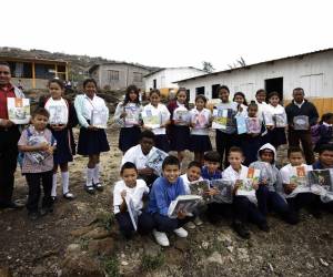 Estudiantes y docentes del CEB Generación 2000 se mostraron alegres y agradecidos con el donativo.