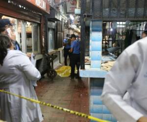 ﻿Un supuesto vendedor ambulante murió de forma violenta la mañana de este sábado al interior del mercado San Isidro de Comayagüela, capital de Honduras (Fotos: Alex Pérez).