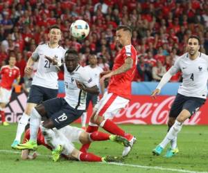 Suiza tuvo mayor control del balón, pero sin ocasiones demasiado claras, ante una Francia que se sentía muy a gusto esperando el fallo del rival, foto: AFP.