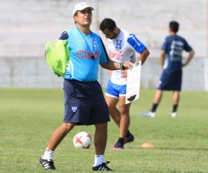 Con la pizarra en mano, el colombiano está en cada detalle de la Selección.