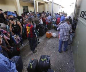 Ayer, las personas esperaban impacientes en las terminales para abordar las unidades que las trasladan a sus lugares de origen.