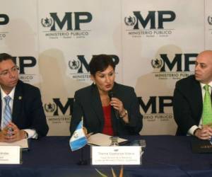 ﻿Los tres fiscales, Douglas Meléndez (El Salvador), Thelma Aldana (Guatemala) y Oscar Chinchilla (Honduras) firmaron el acuerdo en el que se comprometen a iniciar investigaciones penales contra esos grupos criminales.