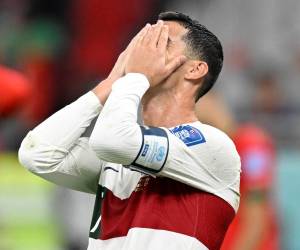 Sin gloria y con las ilusiones a un alto grado, Cristiano Ronaldo pasa a la historia de los mundiales después de jugar, posiblemente, su último partido en un mundial. La selección quedó eliminada ante un intrépido Marruecos que ya amenaza con conquistar la copa. CR7 salió destrozado del campo y el mundo lo sufre.