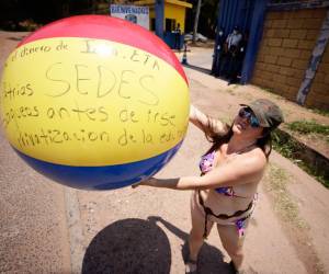 La hondureña mostró a EL HERALDO el contenido escrito en el inflable donde cuestiona las Zedes y los saqueos que ha sufrido el país por parte de los gobiernos.