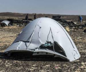 El avión turístico ruso según los investigadores se despedazó en el aire antes de tocar tierra.