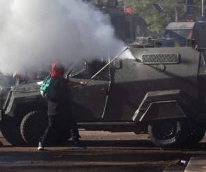 Las protestas sociales estallaron el 18 de octubre tras el alza de las tarifas del metro de Santiago que después derivaron en un extendido reclamo en favor de reformas sociales en uno de los países más desiguales de la región, con masivas protestas callejeras, ataques incendiarios y saqueos al comercio. FOTO: AFP