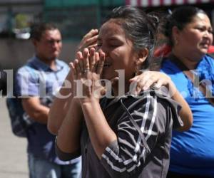 No hay consuelo para los familiares de las víctimas que perdieron la vida en el trágico accidente que se suscitó este domingo en la salida al sur de Tegucigalpa. Foto EL HERALDO.