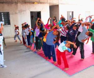 Un grupo de menores en plena jornada de entrenamiento de artes marciales.