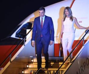 (ARCHIVOS) En esta foto de archivo, el primer ministro de España, Pedro Sánchez, y su esposa Begoña Sánchez llegan al aeropuerto de Kansai en la ciudad de Izumisano, prefectura de Osaka, el 27 de junio de 2019, antes de la Cumbre del G20 de Osaka. - La esposa del primer ministro de España, Pedro Sánchez, dio positivo por el nuevo coronavirus, dijo su oficina el sábado por la noche, solo unas horas después de que anunció un cierre casi total en todo el país. (Foto por CHARLY TRIBALLEAU / AFP)