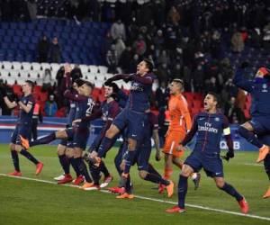 Paris Saint-Germain's players celebrate after winning after the French L1 football match between Paris Saint-Germain (PSG) and Marseille (OM) at the Parc des Princes in Paris on February 25, 2018. / AFP PHOTO / GERARD JULIEN