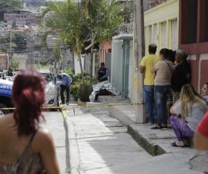 El cuerpo de Elizabeth Aguilera quedó en una acera de la sexta calle de la colonia Torocagua de Comayagüela.