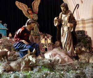 Un ángel contempla el Misterio de la Redención: La Virgen María, San José, el niño que está por nacer, la mula el buey, foto: Alex Pérez / EL HERALDO.