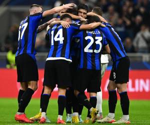 Los jugadores del Inter de Milán celebran su victoria tras ganar el partido de fútbol del Grupo C de la Liga de Campeones de la UEFA entre el Inter de Milán y el Viktoria Plzen en el estadio Giuseppe-Meazza (San Siro) de Milán.