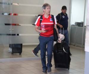 Carlos Restrepo cuando salía de Toncontín. El DT del León tiene cinco días para pensar en la fórmula para vencer a los Toros. (Foto: El Heraldo Honduras/ Noticias Honduras hoy)