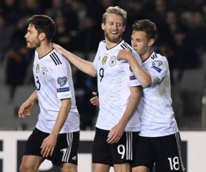 El jugador alemán Andre Schuerrlecelebra uno de sus goles junto a sus compañeros (Foto: Agencia AFP)