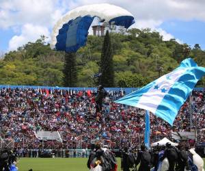 Destreza, patriotismo y mucha emoción fue lo que se vivió este domingo 15 de septiembre en el Estadio Nacional Chelato Uclés con el salto perfecto de 15 paracaidistas.