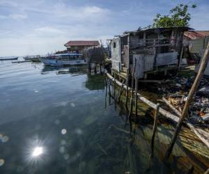 Una comunidad indígena ha comenzado a despedirse de su diminuta isla Cartí Sugdupu, en el Caribe panameño, para mudarse a tierra firme: vive hacinada y sin agua potable ni saneamiento en el pequeño espacio de tierra que será devorada por el mar en unos años debido al cambio climático.