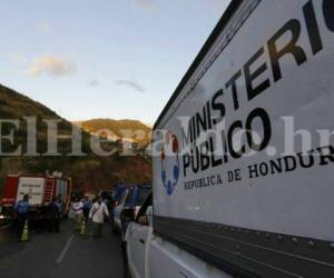 El equipo de Medicina Forense llegó a la zona para hacer el respectivo levantamiento. Foto: Etalin Irias/EL HERALDO.