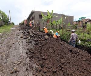 Vecinos de las comunidades unen esfuerzos para ayudar a realizar las labores. Foto: Marvin Salgado/EL HERALDO