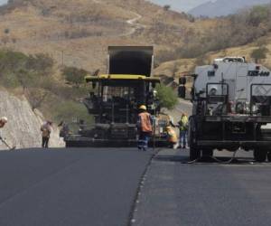 Las cuadrillas trabajan con agilidad para terminar en tiempo y forma la obra. (Foto: El Heraldo)