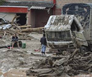 Esta joven madre soltera debió salir corriendo en medio de la noche bajo lluvia y el miedo de que una avalancha se repita aún la persigue. Foto: Agencia AFP