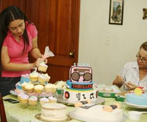 Familia. Madre e hija comparten nombre (Leticia Cantarero), lazos sanguíneos y la pasión por la repostería.