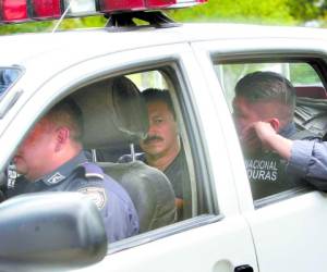 José Luis Galdámez al momento de ingresar a la sede de la CSJ, fuertemente custodiado por la Policía Nacional.