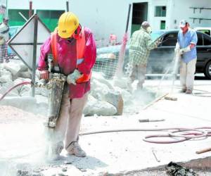 Una gran cantidad de trabajadores de la industria de la construcción no toman en cuenta las medidas de seguridad en su área laboral y las empresas no les brindan el equipo requerido.