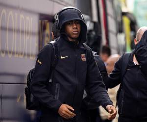 Lamine Yamal a su llegada junto al resto del equipo al Hotel Intercontinental en Madrid, antes de su partido ante el Real Madrid esta noche, momentos antes de mostrar su peculiar sonrisa.