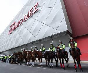 Seguridad de todo tipo se empezó a ver afuera del estadio Nemesio Diez para el partido de la Liga de Naciones entre México ante Hodnuras.