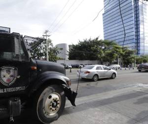 Este viernes, las autoridades hondureñas reforzaron la seguridad en Casa Presidencial ante el anuncio de manifestaciones exigiendo la renuncia de la presidenta Xiomara Castro. La manifestación se dirige a la zona.