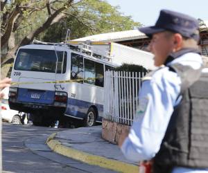 Los uniformados fueron trasladados a una estación de Bomberos en la unidad de transporte en el que sufrieron el ataque.