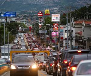 El rápido crecimiento del Distrito Central trae consigo desafíos significativos, siendo la sobrepoblación vehicular uno de los problemas más urgentes. La congestión de tráfico se ha convertido en una preocupación principal para las autoridades locales y los residentes que sumado a la pobre educación vial de los conductores, en la mayoría de los casos, dejan a los mismos a expensas de sufrir accidentes en moto.