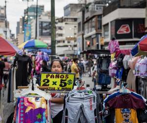 En Venezuela, la diferencia entre el dólar oficial y el paralelo ha vuelto a ser significativa, afectando los precios en comercios formales e informales