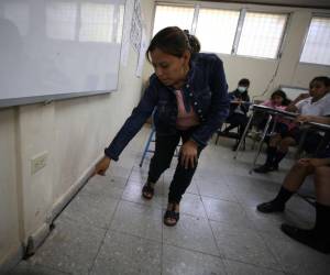 En varias aulas del centro educativo se han reportado grietas que se han formado en el piso y las paredes. Esto es un peligro.