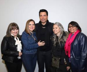 Helga Sagastume, la suscriptora ganadora del meet and greet junto a Chayanne y otras de las fanáticas catrachas.