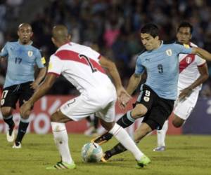 El delantero Edinson Cavani, del PSG francés y quien marcó el gol de la victoria a los 52 minutos, le dio la bienvenida en casa a su socio Suárez.