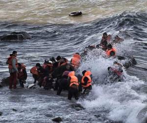 Tres pasajeros fueron rescatados por los guardacostas turcos.