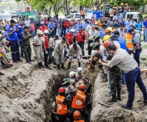 Momento en el que era sacado el primer cadáver, perteneciente a Francis Aguilar.