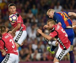 defensa francés del Barcelona, Jeremy Mathieu cabecea la pelota para marcar un gol junto a Deportivo Alavés defensor Laguardia durante el partido de fútbol de la liga española FC Barcelona vs Deportivo Alavés