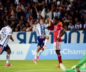 Hirving Rodrigo Lozano celebra frente a Maynor Figueroa el pase a la final de la Concacaf Liga Campeones en el Estadio Miguel Hidalgo en Pachuca. AFP PHOTO / RONALDO SCHEMIDT / EL HERALDO.