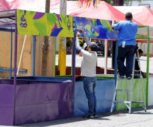 Las casetas para los comerciantes se comenzaron a instalar desde ayer.Foto: Marvin Salgado /EL HERALDO