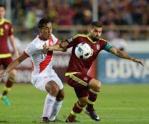 Tomas Rincon pelea el balón ante la marca de Renato Tapia (Foto: Agencia AFP)