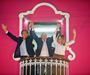 Según Ipsos, Pero Pablo Kuczynski (al centro de la imagen), un exbanquero de Wall Street y exfuncionario del Banco Mundial, obtendría el 50,5% del respaldo popular, frente a un 49,5% de Fujimori foto: AFP.