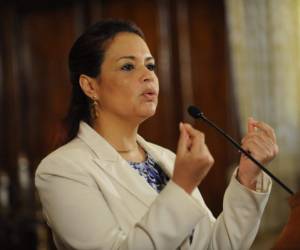 (FILES) In this file photo taken on July 16, 2018 former Guatemalan vice-president Roxana Baldetti is pictured after attending a court hearing in Guatemala City. - On October 9, 2018 a Guatemalan court condemned former Guatemalan vice president (2012-2015) Roxana Baldetti, who was in preventive detention since 2015, to a 15 years and six months prison term, for illicit association, influence peddling and fraud. (Photo by Johan ORDONEZ / AFP)