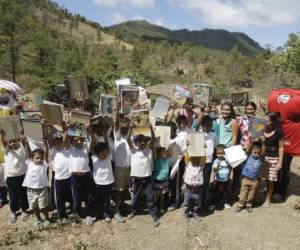 Los niños no desperdiciaron la oportunidad de posar junto a Don Lápiz y Don Borrador. Felices levantaron sus cuadernos y gritaron: ¡Gracias a EL HERALDO! (Fotos: Fredy Rodríguez)